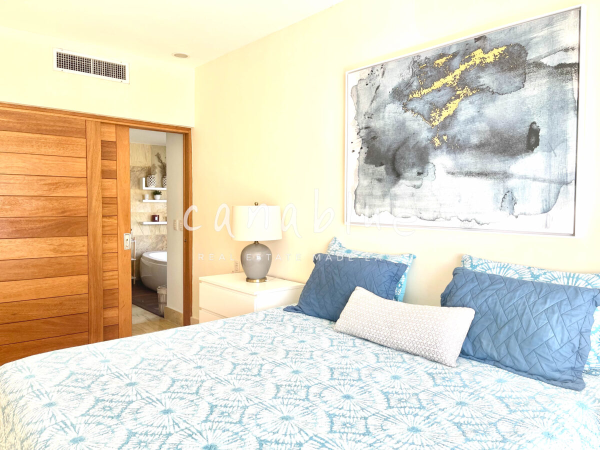 Oceanview Elegance: Luxurious 2-Bed Beachfront Condo — photo 11
