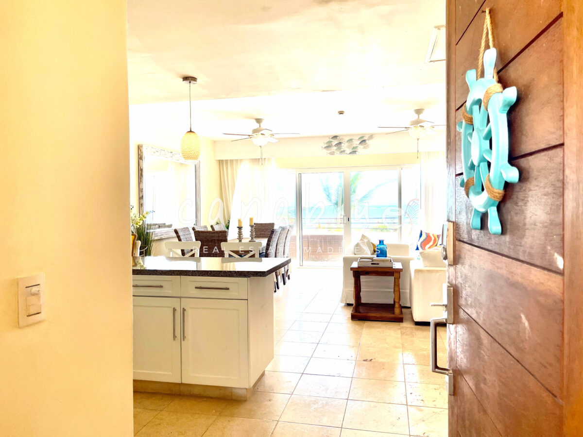 Oceanview Elegance: Luxurious 2-Bed Beachfront Condo — photo 3