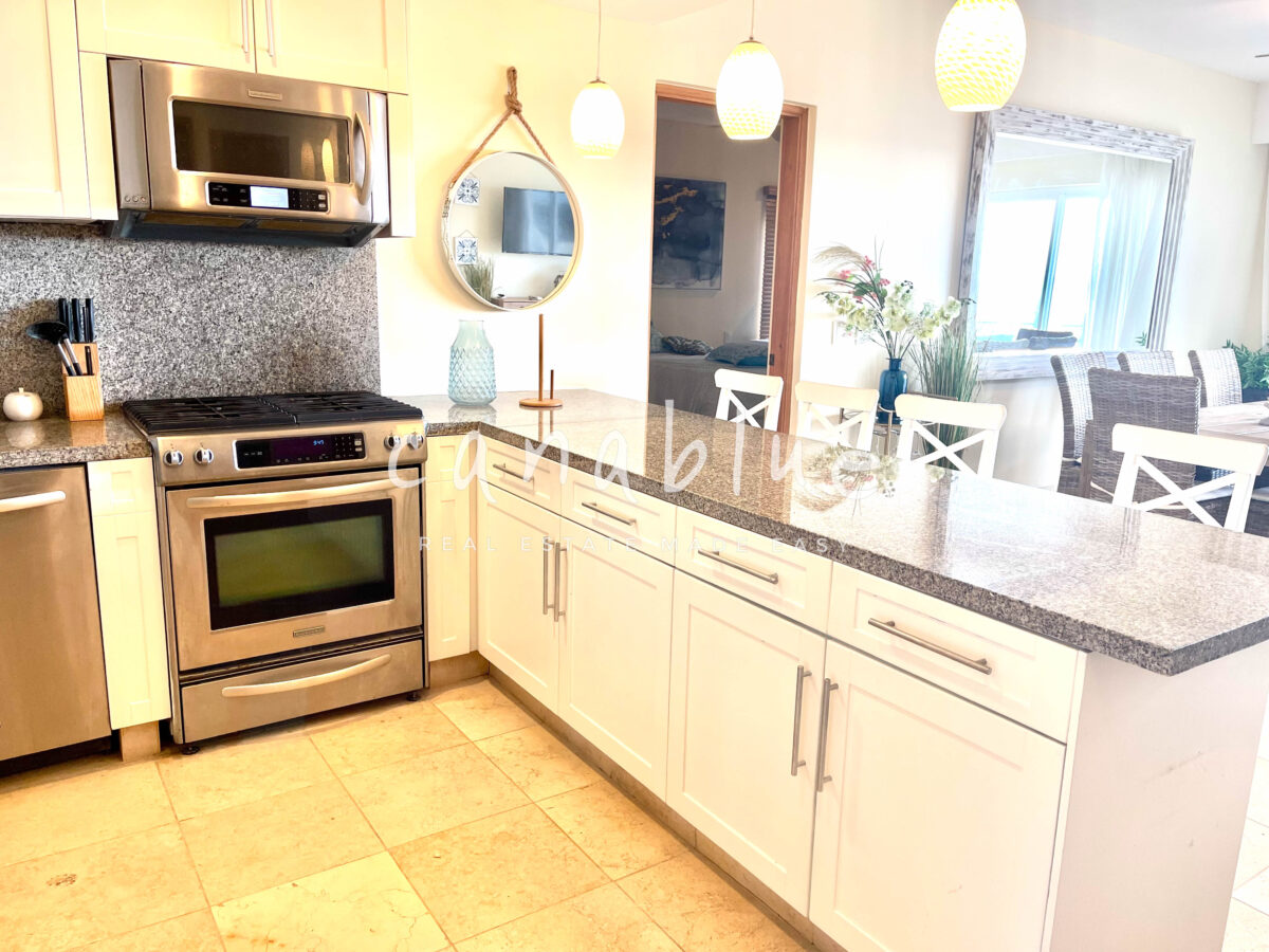 Oceanview Elegance: Luxurious 2-Bed Beachfront Condo — photo 6