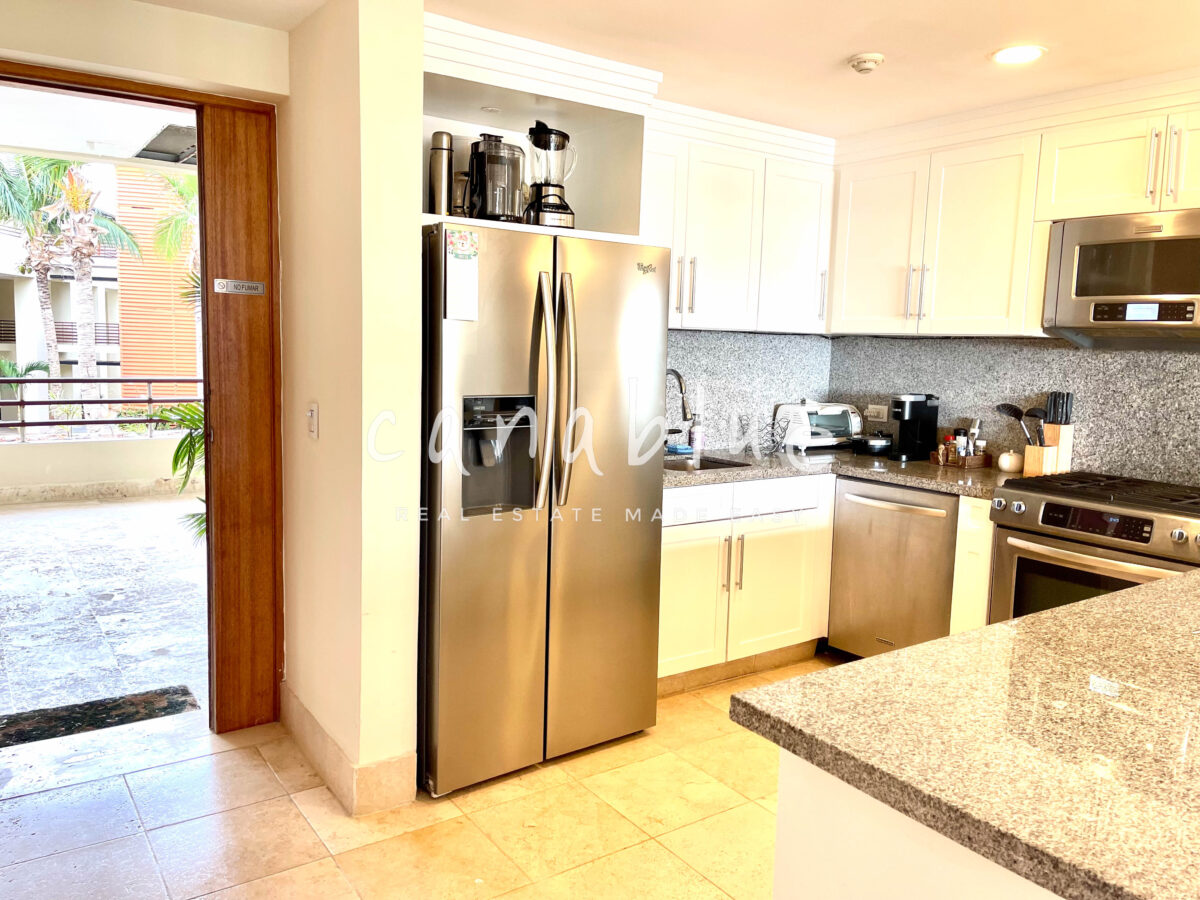 Oceanview Elegance: Luxurious 2-Bed Beachfront Condo — photo 8