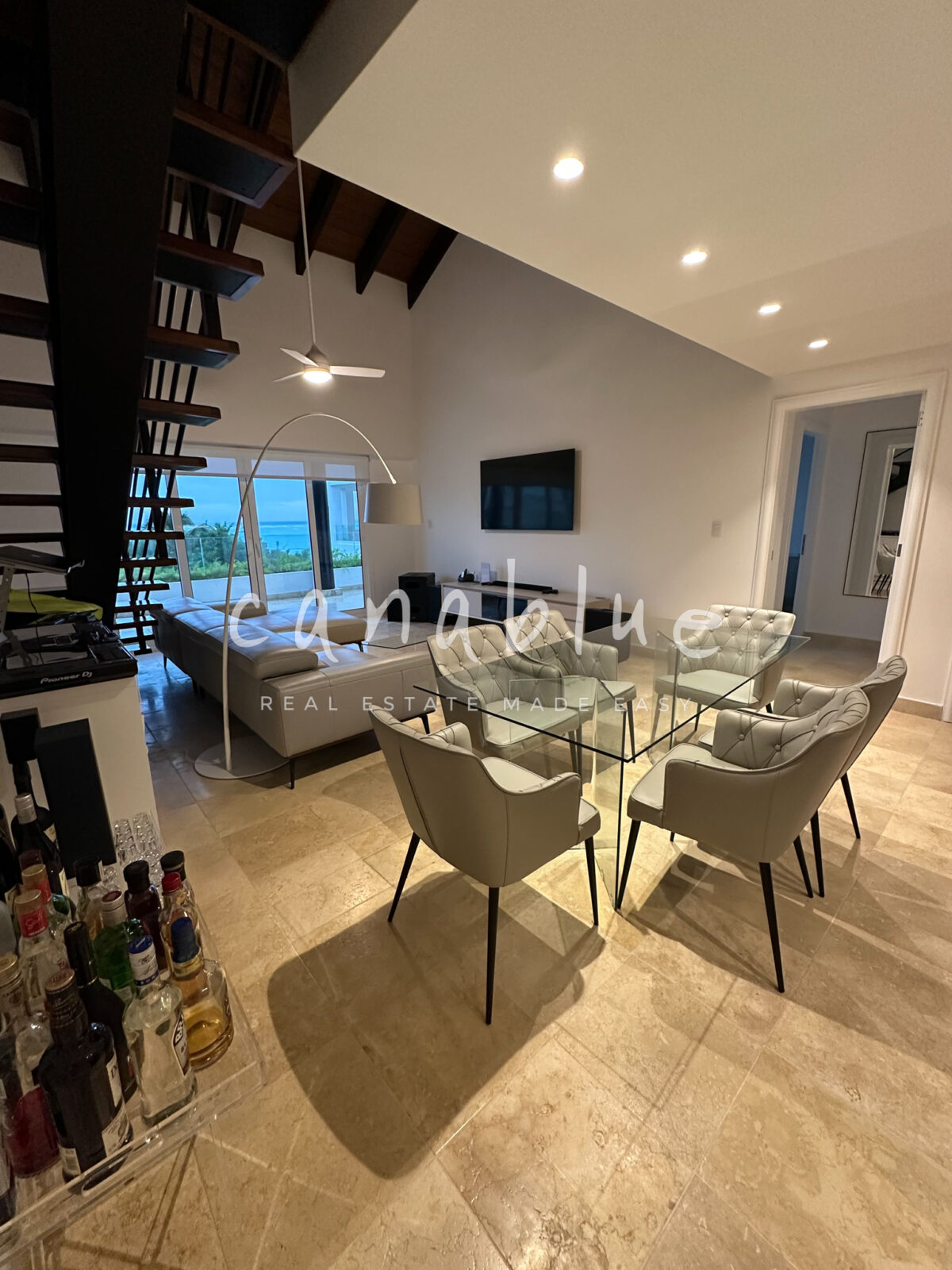Exclusive Beachfront Penthouse — photo 2