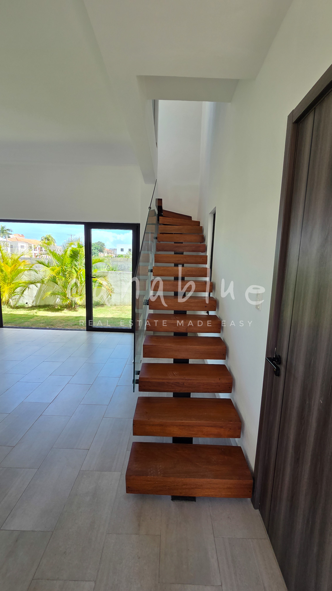 Private Villa Living Near Downtown — photo 3