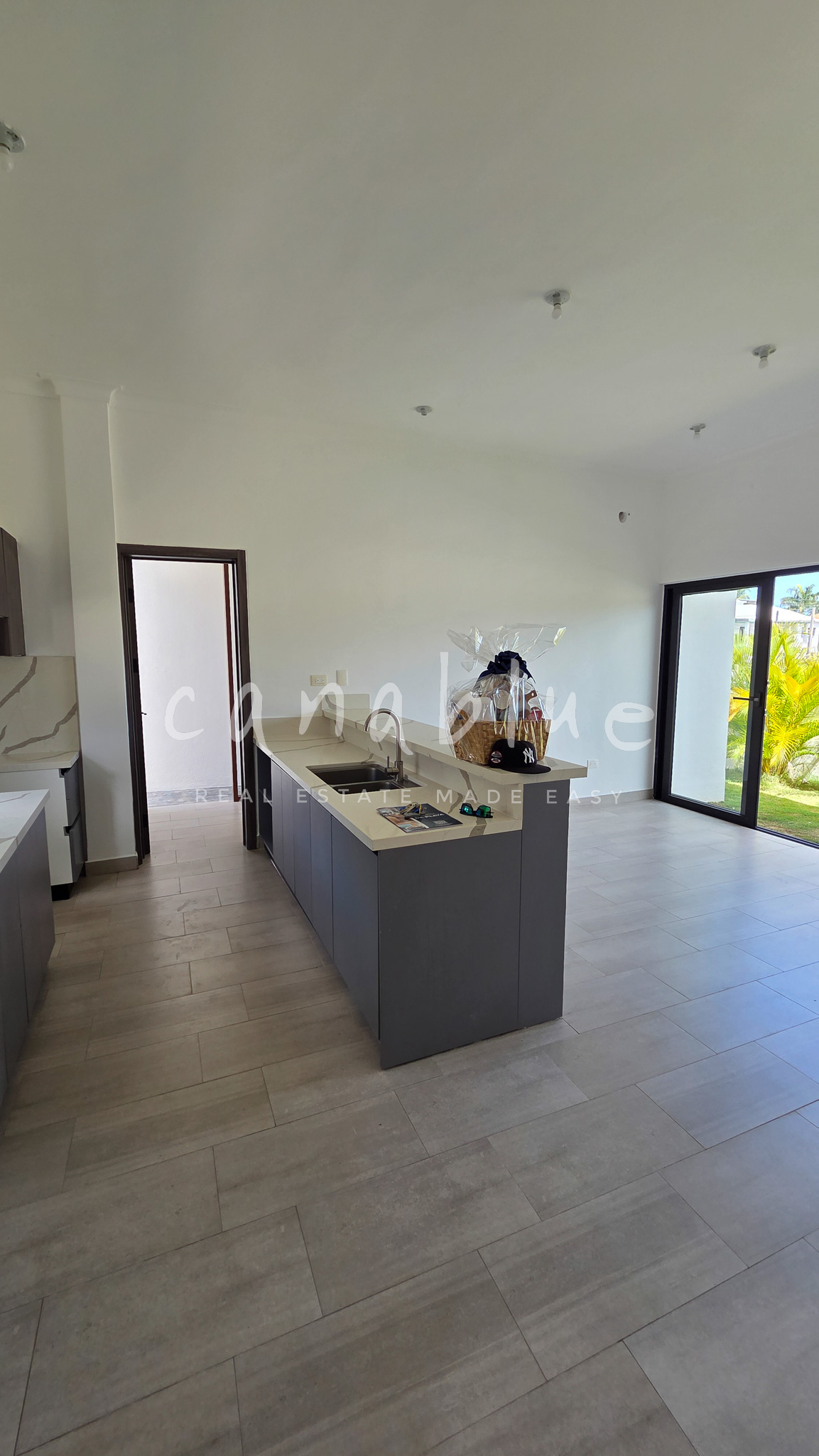 Private Villa Living Near Downtown — photo 4