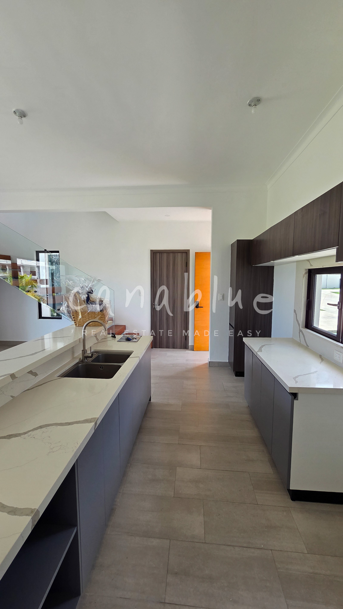 Private Villa Living Near Downtown — photo 9