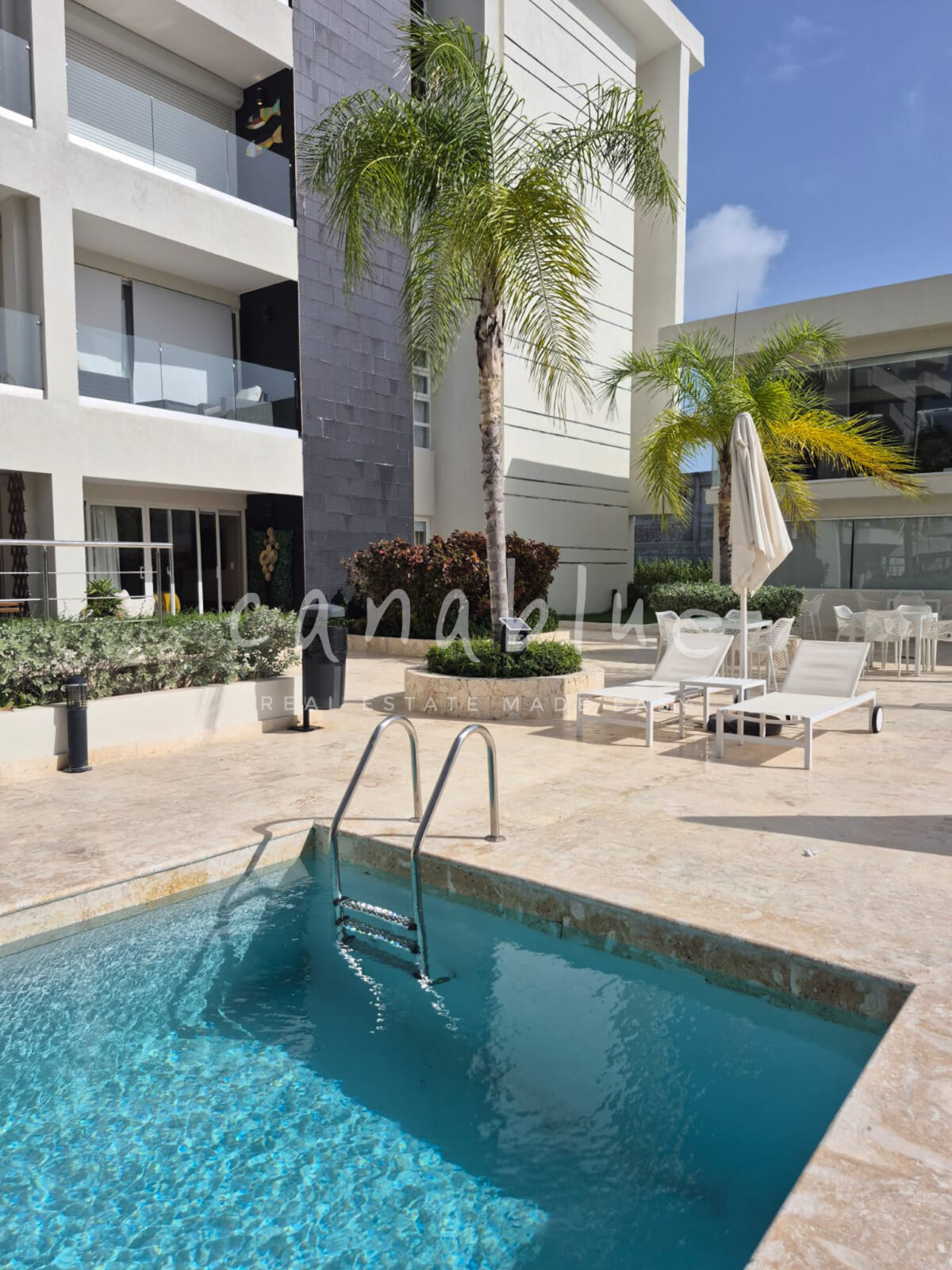 Tropical Swim-Up Retreat — photo 2