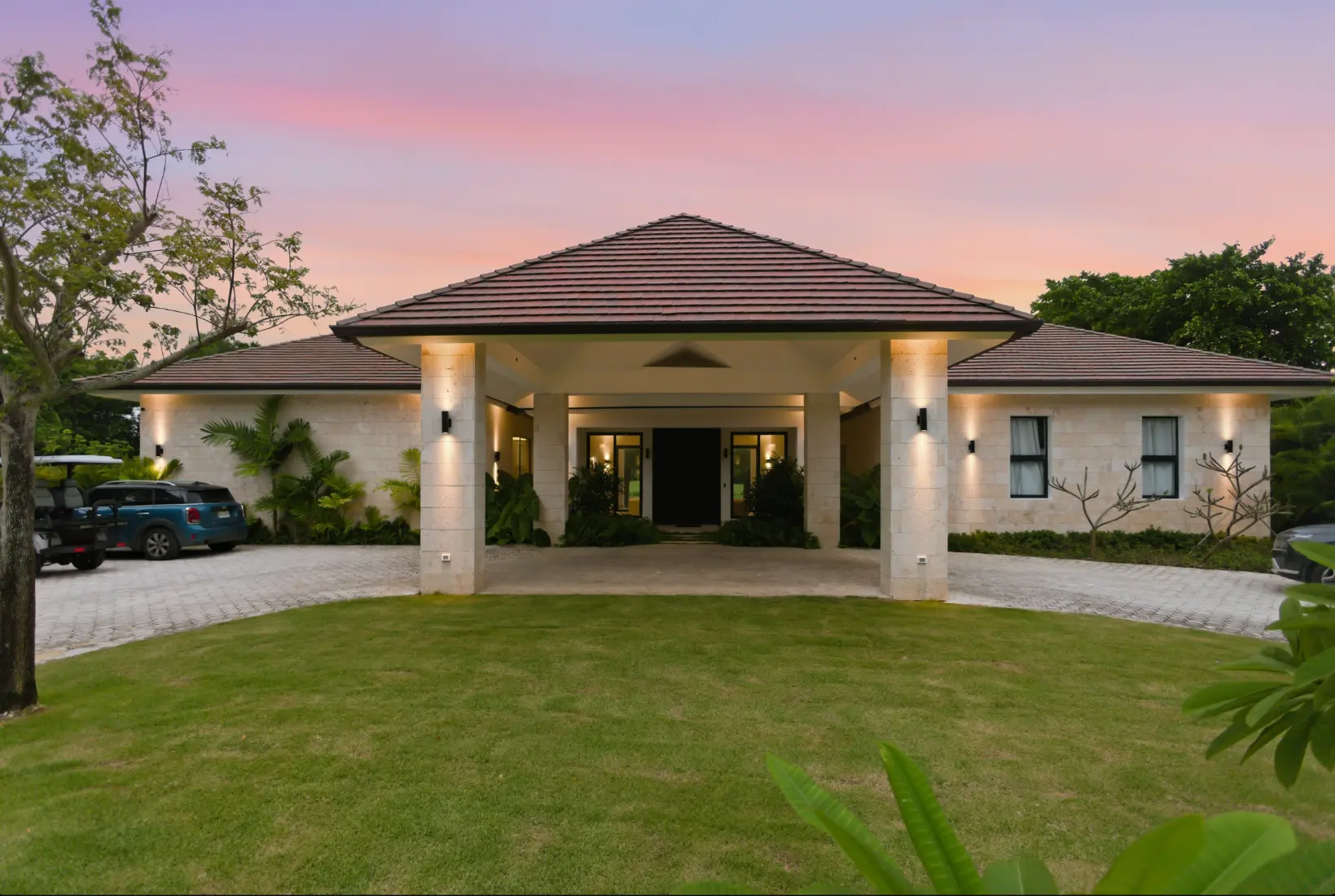 Luxury 5-Bedroom Golf-Front Villa for Sale in Punta Cana Resort and Club — photo 1