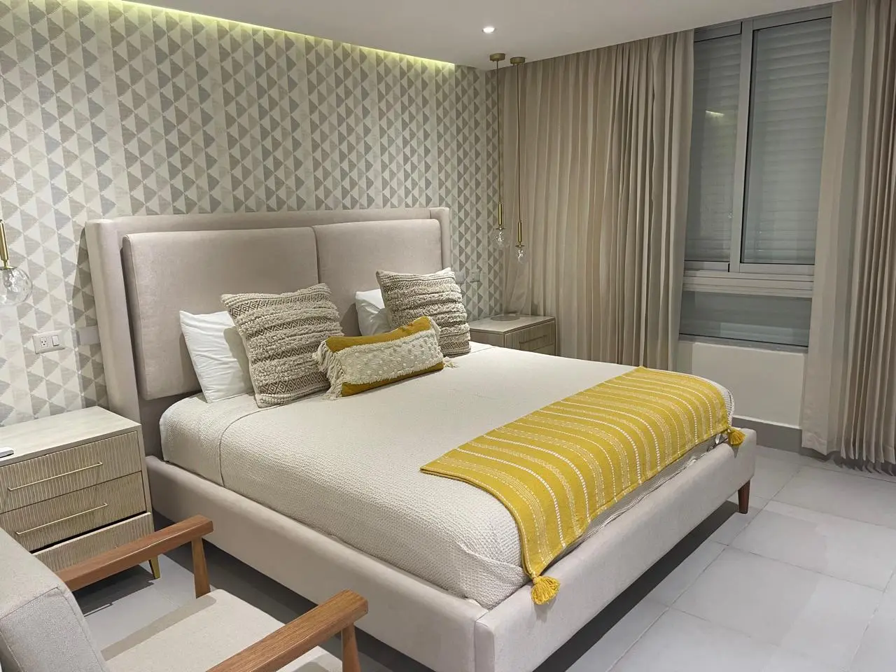 Villa Montero: Three‑Bedroom Villa with Terrace Locker and Backyard in East Village — photo 8